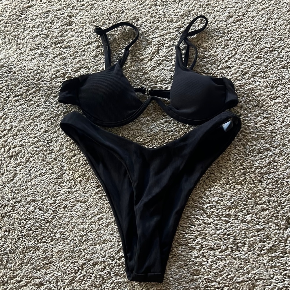 Black underwire bikini